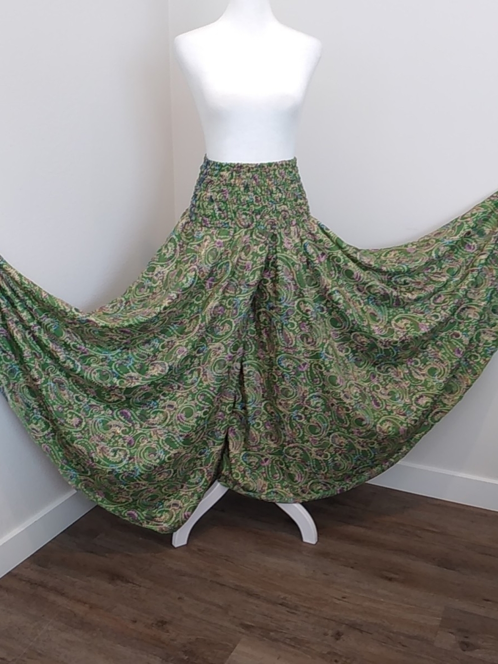 Boho Green Multicolor Paisley Floral Harem Yoga Pants Size M 70% Silk Beachy Fun